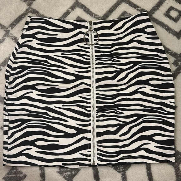 New Superdown Zebra Print Skirt Sz M from Revolve - Picture 4 of 6
